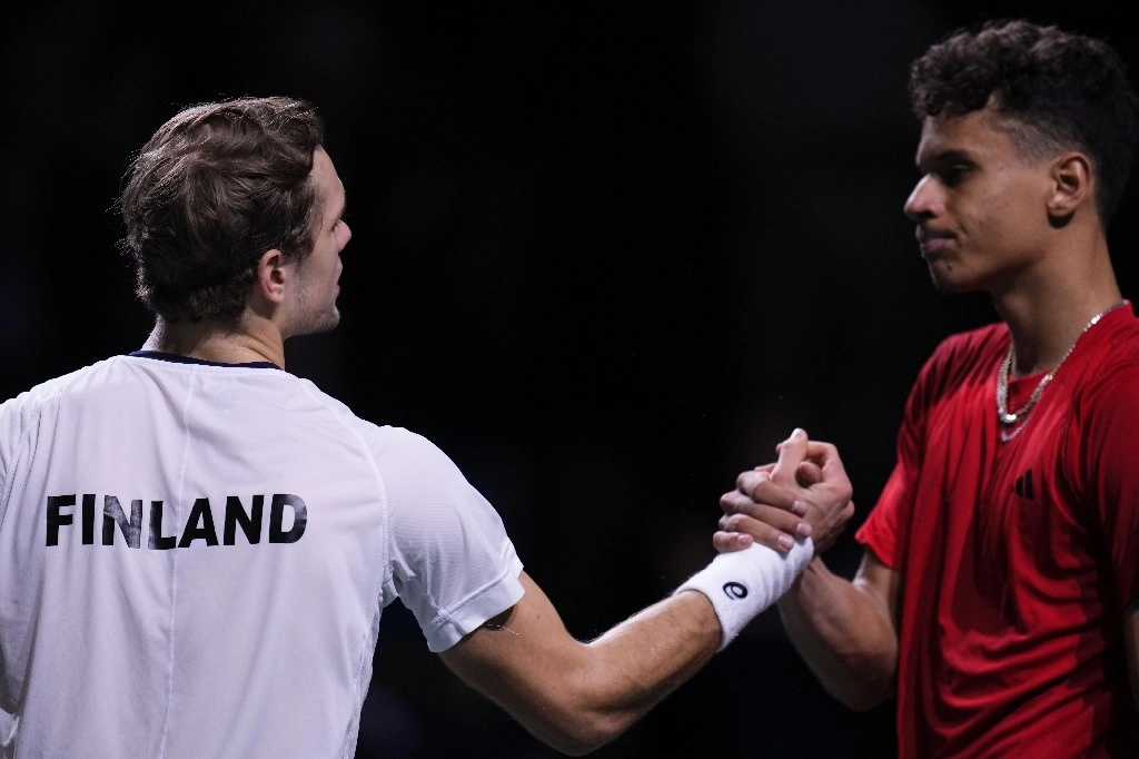 El finlandés Otto Virtanen, izquierda, le da la mano al canadiense Gabriel Diallo después de derrotarlo durante su partido de tenis de cuartos de final de la Copa Davis en Málaga, España, el 21 de noviembre de 2023. Foto Ap