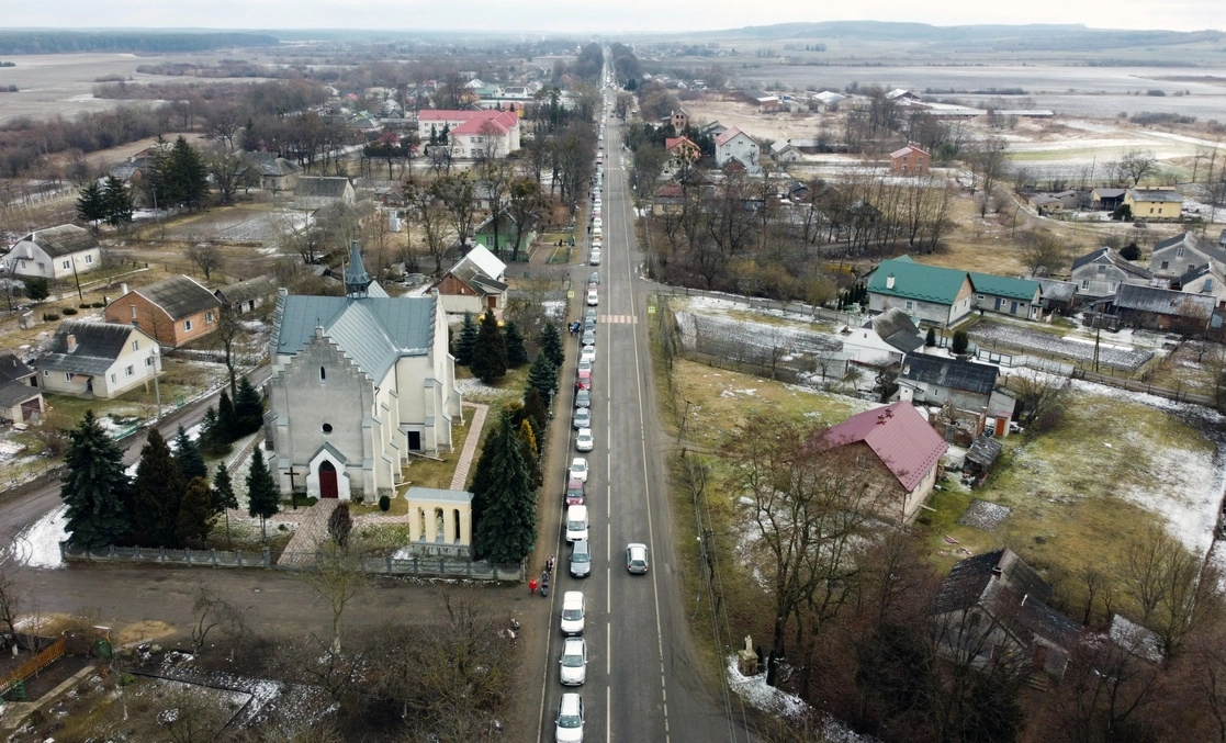 Decenas de automóviles atrapados en el tráfico mientras las familias que huyen del conflicto se dirigen hacia el cruce fronterizo Medyka-Shehyni entre Ucrania y Polonia, cerca de la aldea ucrania de Tvirzha, el 28 de febrero de 2022. Foto Afp