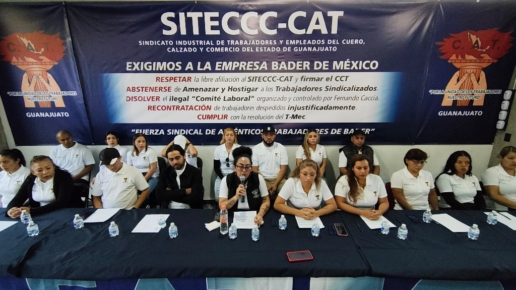 Alejandra Valadez (al micrófono) ayer, junto con otros 17 trabajadores despedidos, en rueda de prensa en León, Guanajuato, para dar a conocer las violaciones a los derechos humanos y laborales cometidos por la empresa Bader. Foto Carlos García 