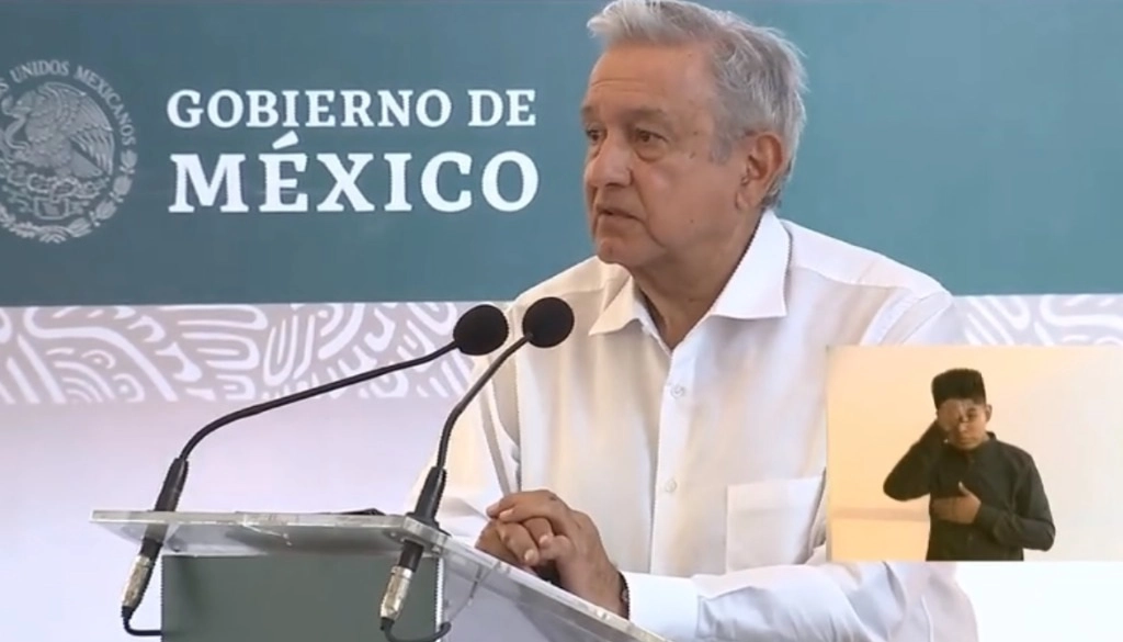 El presidente Andrés Manuel López Obrador durante el encuentro con los familiares de las víctimas. Fotograma tomado del video publicado en la cuenta de Twitter @lopezobrador_