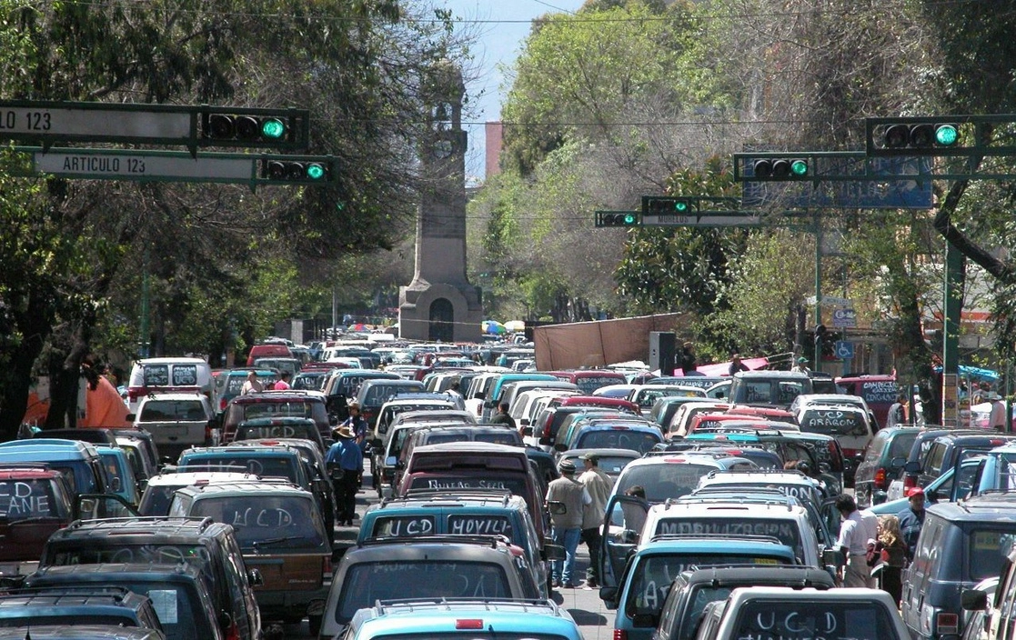 Alrededor de mil 500 integrantes de la Unión Campesina Democrática realizaron un bloqueo en el Eje 1 Poniente, en su tramo de Bucareli, entre Paseo de la Reforma y Atenas, en demanda de la regularización de sus automotores llamados ‘chocolate’, el 17 de marzo de 2005. Foto Cuartoscuro