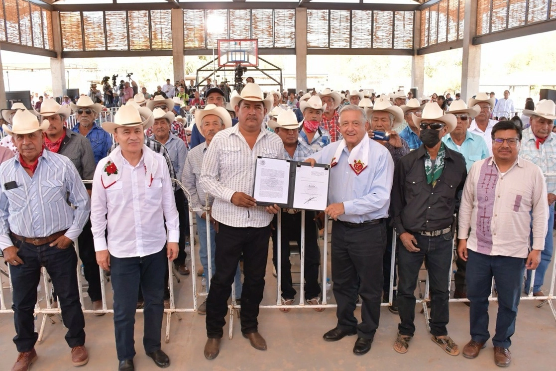 El presidente López Obrador muestra el decreto para la restitución de tierras al pueblo yaqui, en el evento celebrado en la comunidad de Belem, municipio de Guaymas. Foto La Jornada.