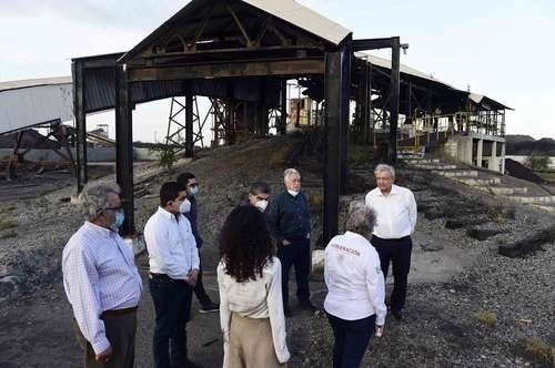 Acompañado por funcionarios locales y federales, el presidente Andrés Manuel López Obrador reconoció la lucha que han dado los deudos de quienes fallecieron en la mina de Pasta de Conchos. Foto Presidencia