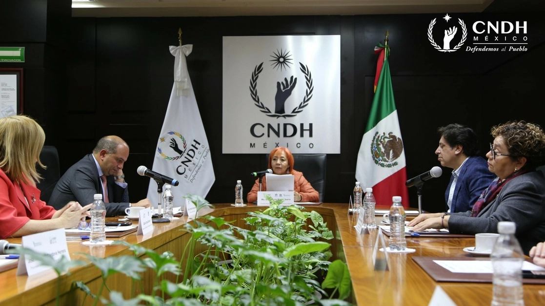 Al centro, Rosario Piedra Ibarra, titular de la CNDH durante la firma de los documentos con los pares de Colombia, Costa Rica y Guatemala. Imagen https://twitter.com/CNDH