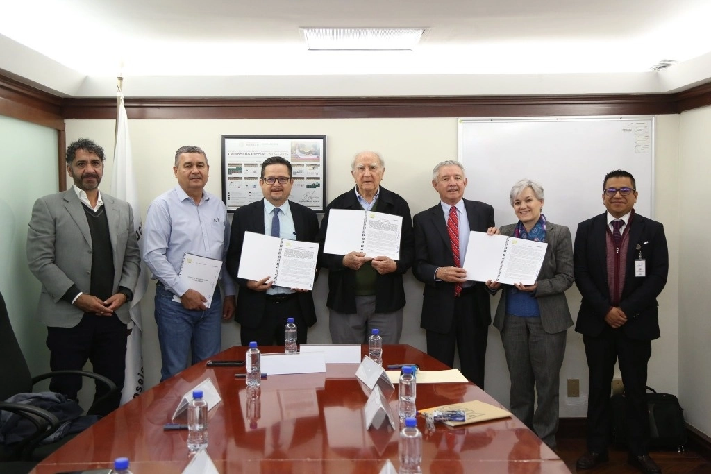 Firma del convenio entre el Conafe y el gobierno de SLP; se beneficiará a 8 mil niñas, niños y adolescentes de la entidad. Foto Tomada de X @SEP_mx 