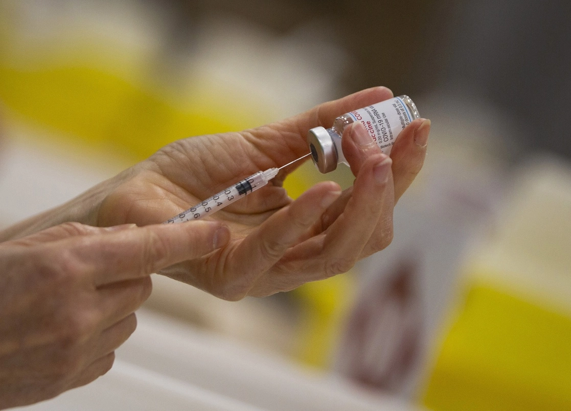 El programa Covax firmó un acuerdo con Moderna para adquirir 500 millones de dosis de su vacuna anti-Covid. Foto Ap / Archivo