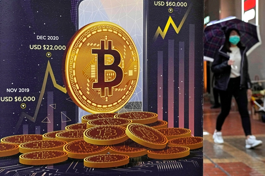 Un anuncio de la criptomoneda Bitcoin se muestra en una calle de Hong Kong. Foto Ap
