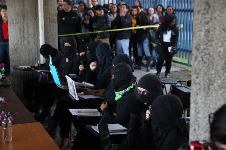 Autoridades y estudiantes de la Facultad de Filosoría y Letras de la UNAM durante el diálogo sobre el paro de labores, realizado en los pilares de la institución en Ciudad Universitaria, el 15 de enero de 2020. Foto Jesús Villaseca