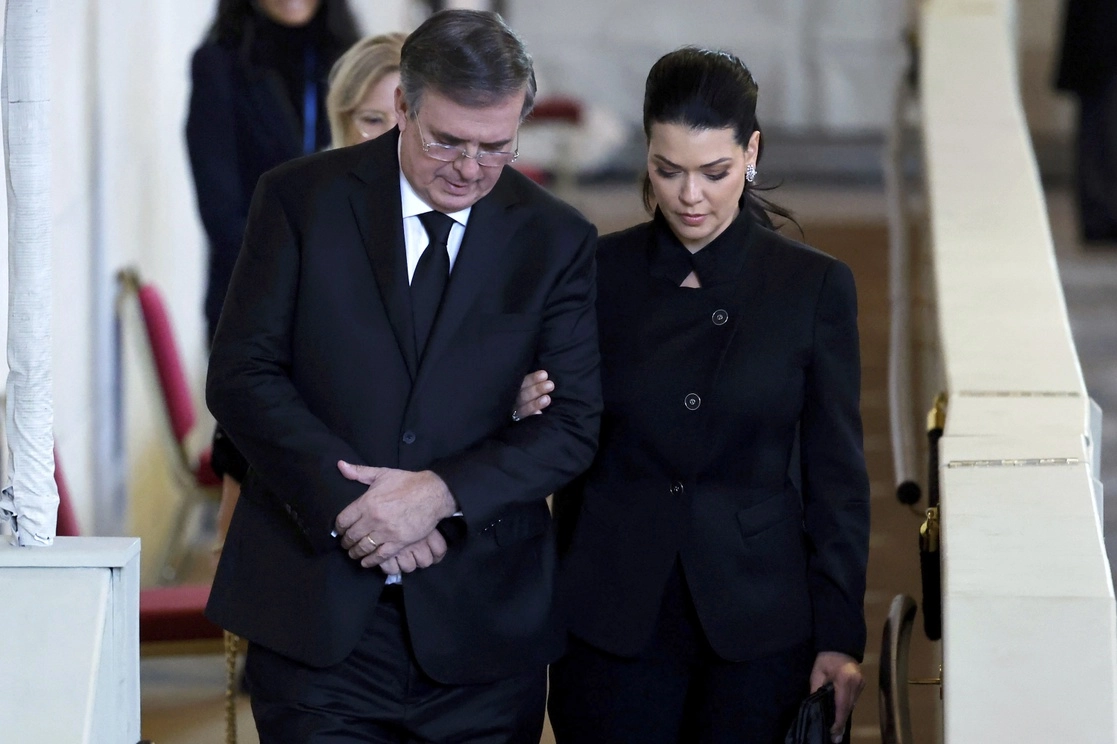 El secretario de Relaciones Exteriores, Marcelo Ebrard, y su esposa Rosalinda Bueso presentan sus respetos a la reina Isabel II durante la ceremonia de clausura en el Wetsminster Hall, en el Palacio del mismo nombre, en Londres, el 18 de septiembre de 2022. Foto Ap vía Pa