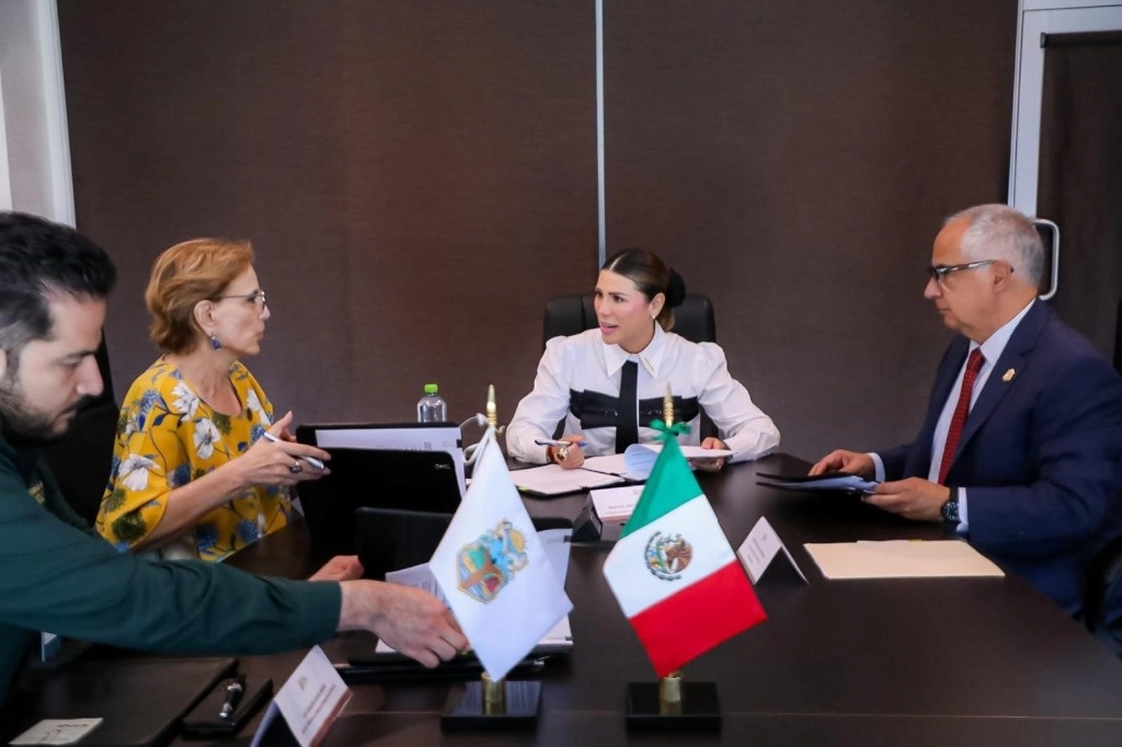 La gobernadora expresó su agradecimiento a la delegada del IMSS en Baja California, Desirée Sagarnaga, por su apoyo. Foto cortesía