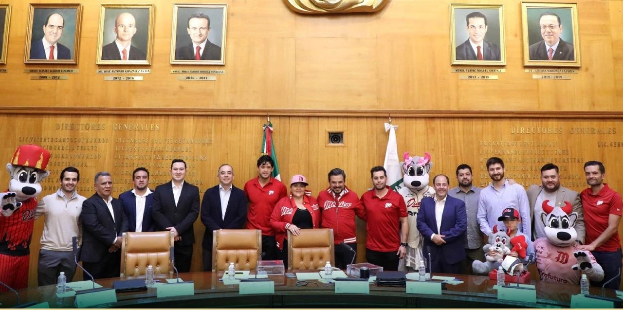 Funcionarios del IMSS y de los Diablos Rojos durante la firma del convenio. Foto