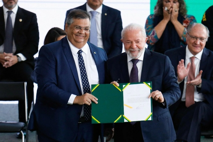 El presidente brasileño, Luiz Inácio Lula da Silva, y el ministro de Justicia, Flavio Dino, tras la firma de un decreto que regula el uso de armas por parte de civiles en Brasil, el 21 de julio de 2023.  Foto Afp