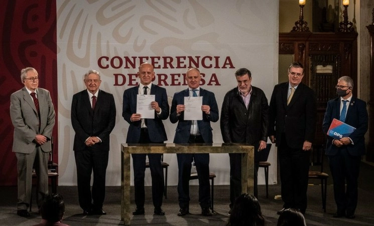 El presidente López Obrador, acompañado de Jorge Alcocer, secretario de Salud; Cristian Morales, representante de OPS/OMS en México; Fernando Cotrim Barbieri, representante de UNOPS; Juan Antonio Ferrer Aguilar, director del Insabi; el canciller Marcelo Ebrard y Julio Scherer Ibarra, consejero jurídico de Presidencia. Foto Cuartoscuro 