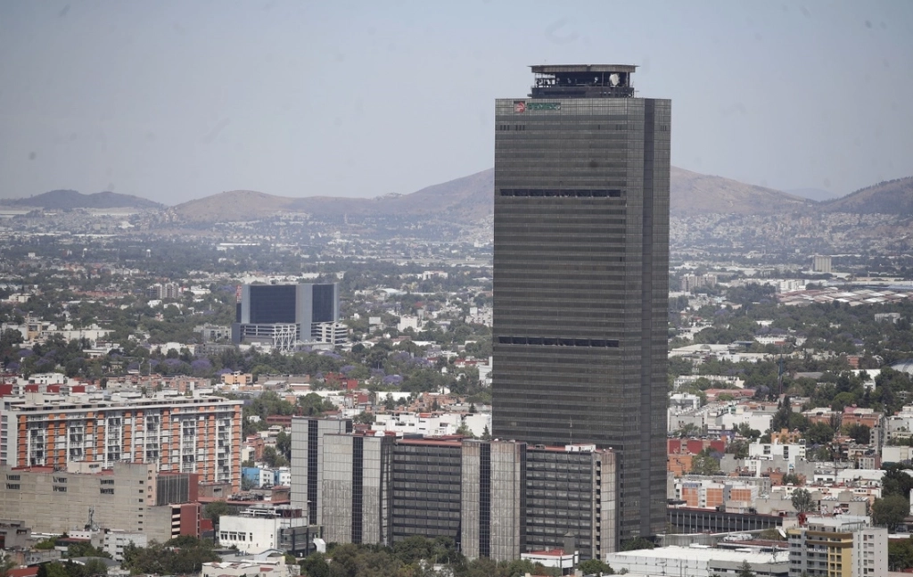 La torre de Pemex en la Ciudad de México. Foto Cristina Rodríguez / Archivo