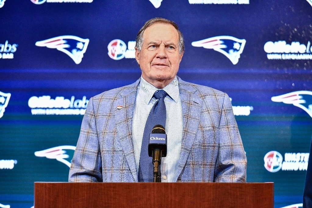 El ex entrenador en jefe de los New England Patriots, Bill Belichick, firmó un contrato de tres años por 30 millones de dólares para entrenar al equipo universitario de la Universidad de Carolina del Norte. Foto Afp