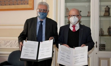 Los titulares de la Procuraduría Agraria, Luis Hernández Palacios Mirón (izq) y el Director General del INAH, Antropólogo Diego Prieto Hernández (der) durante la firma del convenio. Foro cortesía PA
