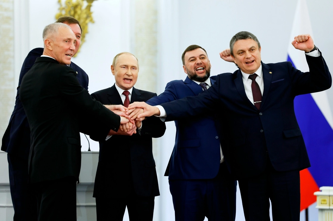 El presidente ruso, Vladimir Putin, y los representantes de los cuatro territorios clamaron a coro la anexión. Foto Ap