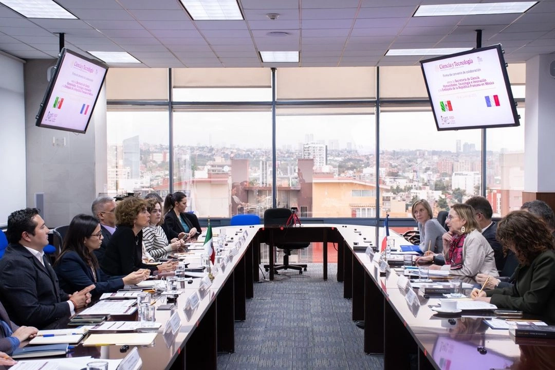 Rosaura Ruiz, secretaria de Ciencia, y su equipo, durante la conversación y acuerdos con la embajadora de Francia, en México, Delphine Borione, a la derecha 