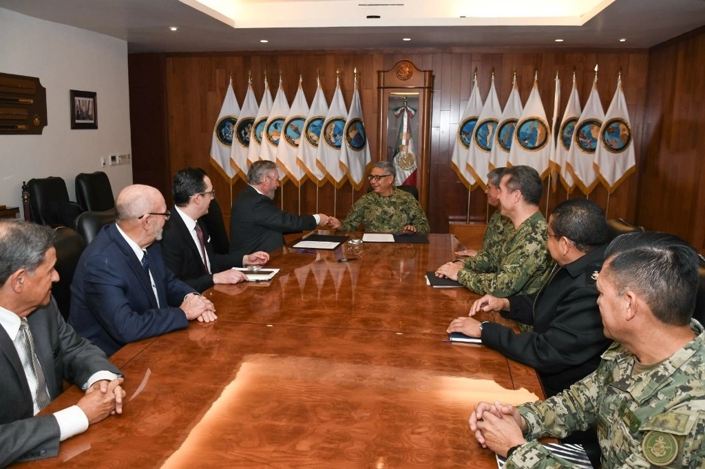 Durante la firma del convenido realizado en la sede de la Semar, su titular Raymundo Pedro Morales Ángeles (derecha), y Pritam Singh, presidente del consejo directivo de la organización no gubernamental. Imagen cortesía de la Marina 