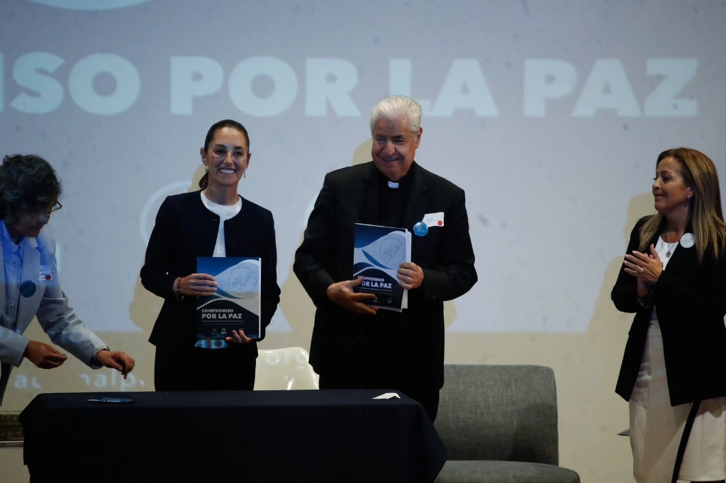 Ante el presidente y el secretario  general de la CEM, Rogelio Cabrera, y Ramón Castro, respectivamente, y el mayor de los jesuitas, Luis Moro Madrid, la candidata inició su participación expresando su solidaridad con  las víctimas de la violencia. Foto Cristina Rodríguez/ La Jornada