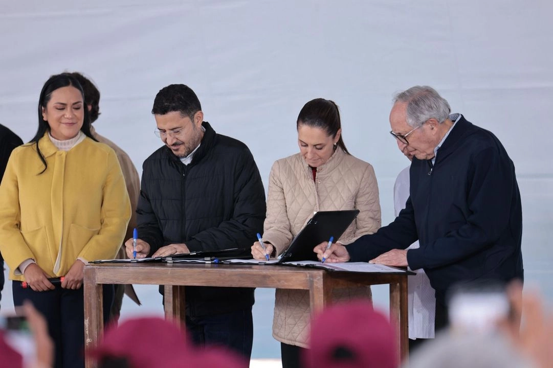 La presidenta Claudia Sheinbaum (c) durante la firma del convenio de colaboración. Foto 