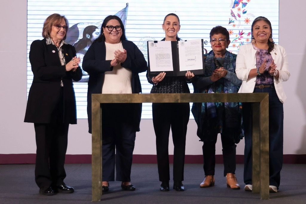Citlali Hernández, titular de la Secretaría de las Mujeres, expuso que se modificaron los artículos 4, 21, 41, 73, 116, 122 y 123 de la Constitución para garantizar “la igualdad en el acceso de derechos y oportunidades para todas las mujeres, en el derecho a vivir una vida libre de violencias”. Foto tomada de X @GobiernoMX
 