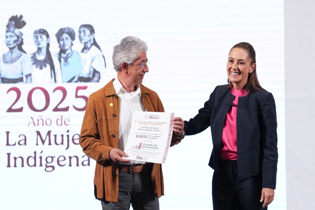 La Presidenta entregó ayer a afiliados al Issste complementos del Fondo de Pensiones para el Bienestar. 