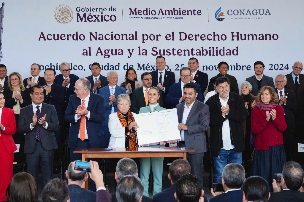 La presidenta Claudia Sheinbaum Pardo subrayó la importancia de dejar atrás la concepción del agua como mercancía. En el parque Xochimilco hizo énfasis en que se requiere reordenar las concesiones. Foto Presidencia 