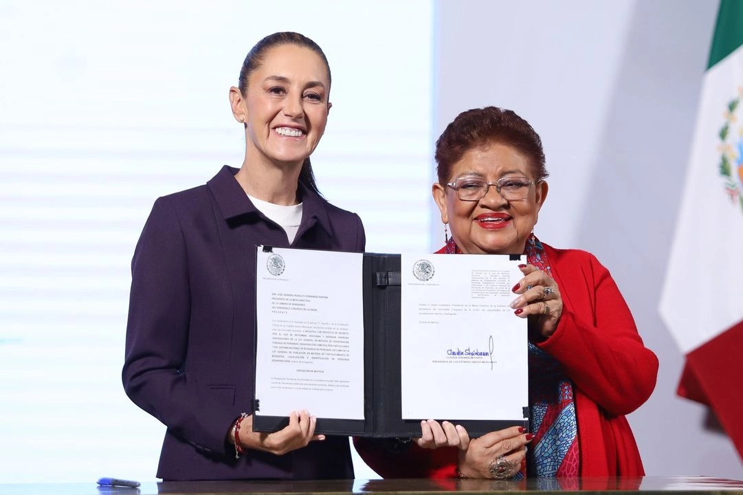 Claudia Sheinbaum, presidenta de México, firmó la iniciativa en materia de desaparición forzada, la cual envío al Senado de la República, la acompaña la consejera jurídica de la presidencia, Ernestina Godoy.
