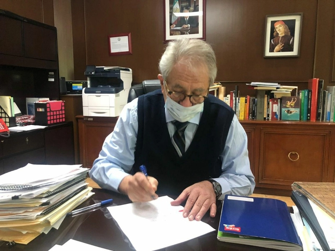 El secretario de Salud, Jorge Alcocer, suscribió el convenio con el laboratorio. Foto tomada del Twitter de @SSalud_mx