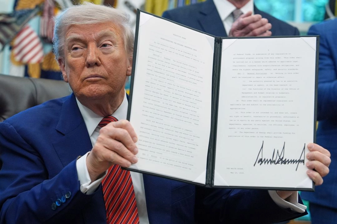 El presidente Donald Trump sostiene una orden ejecutiva sobre la revitalización de la base industrial nuclear, en la Oficina Oval de la Casa Blanca, en Washington, el 23 de mayo de 2025.