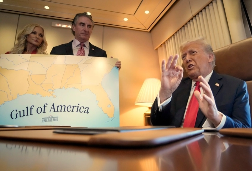 El presidente Donald Trump, de derecha a izquierda, habla con los periodistas acompañado por el secretario del Interior, Doug Burgum, y la esposa de Burgum, Kathryn Burgum, a bordo del Air Force One, donde Trump firmó una proclamación que declara el 9 de febrero como el Día del Golfo de América, mientras viaja desde West Palm Beach, Florida, a Nueva Orleans, el 9 de febrero de 2025. Foto Ap