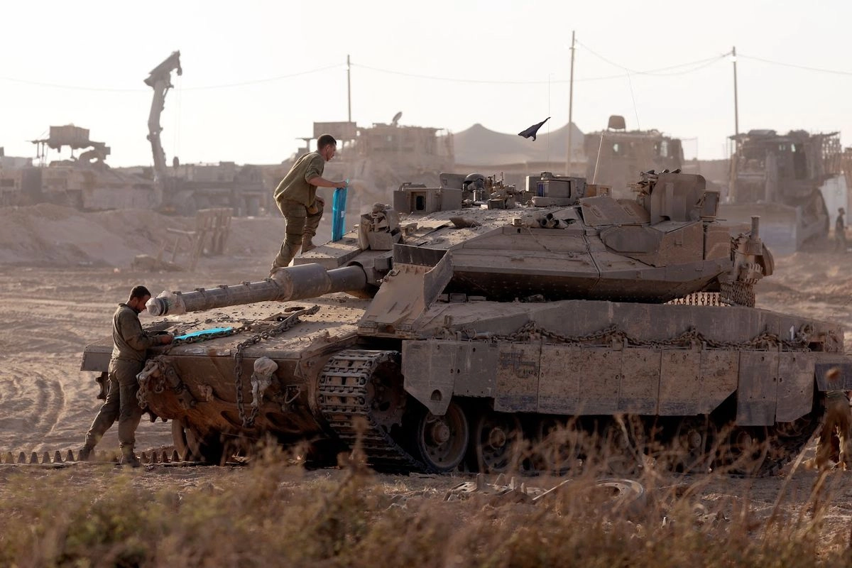 Tropas israelíes toman posiciones cerca de la frontera con la franja de Gaza. 