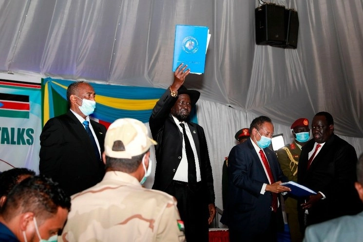 El presidente de Sudán del Sur, Salva Kiir, muestra el documento firmado por el gobierno y grupos rebeldes para poner fin a 17 años de conflicto. Foto Afp