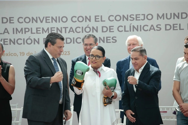 La secretaria de Seguridad y Protección Ciudadana Federal, Rosa Icela Rodríguez, acompañada del presidente del Consejo Mundial de Boxeo, Mauricio Sulaimán (izq.), y de campeones pugilistas, encabeza la firma de convenio entre ambas dependencias, para la implementación de clínicas del deporte y prevención de adicciones, en la Ciudad de México, el 19 de junio de 2023. Foto Luis Castillo


