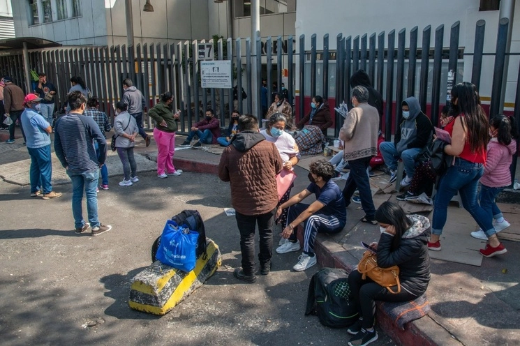 Personas esperan al exterior de los hospitales de la zona sur de Tlalpan. Foto Cuartoscuro / Archivo