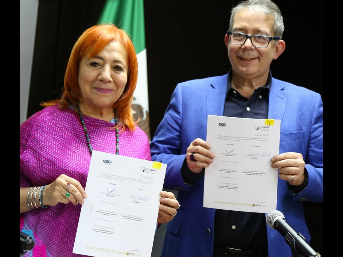 La titular de la CNDH, Rosario Piedra, y el titular del SPR, Jenaro Villamil, durante la firma del convenio, el 11 de agosto de 2022. Foto tomada del Twitter de @CNDH