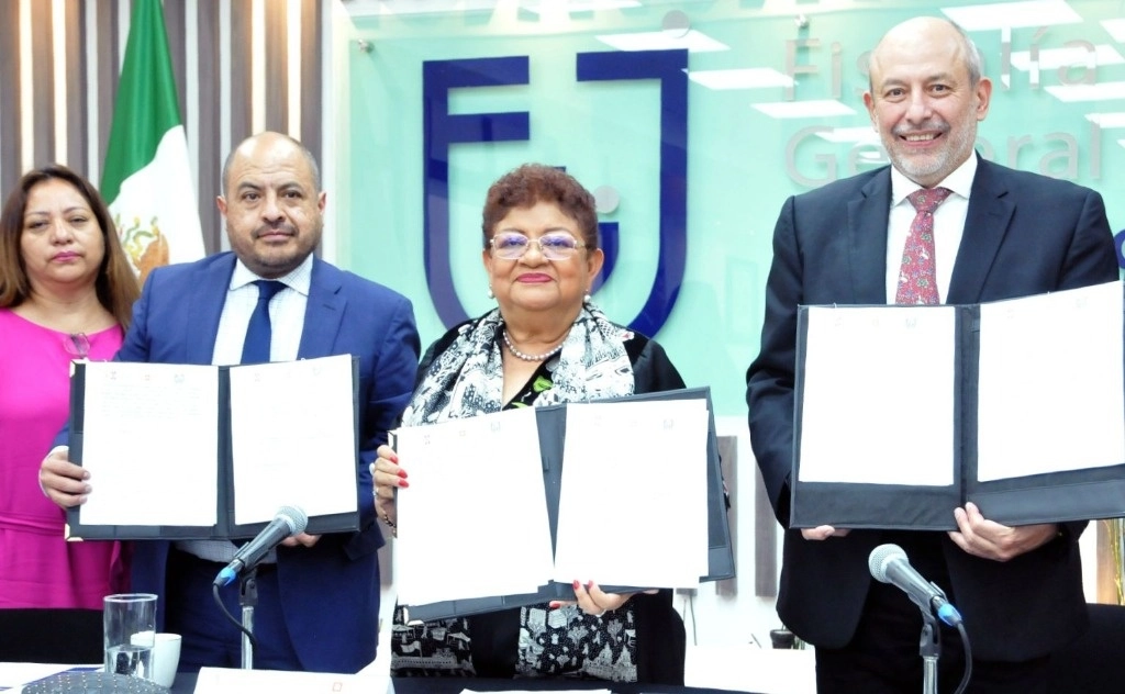 Los titulares de la Fiscalía General de Justicia de la Ciudad de México y del Sistema de Transporte Colectivo Metro, Ernestina Godoy y Guillermo Calderón, respectivamente, en la firma del convenio de colaboración. Foto cortesía FGJ