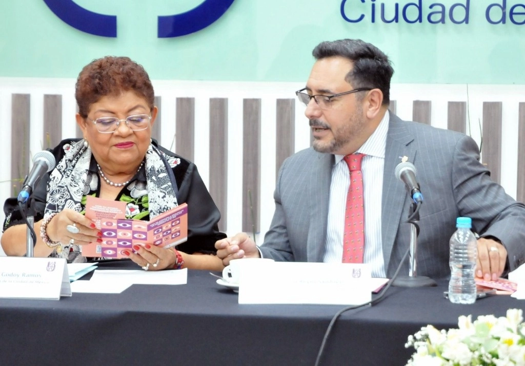 En el evento realizado en las instalaciones de la Fiscalía, el director general del IPN, Arturo Reyes, le presentó a la titular de la FGJCDMX un ejemplar del nuevo protocolo para la prevención, atención y sanción de la violencia de Género en el Instituto. Foto tomada de X @FiscaliaCDMX.