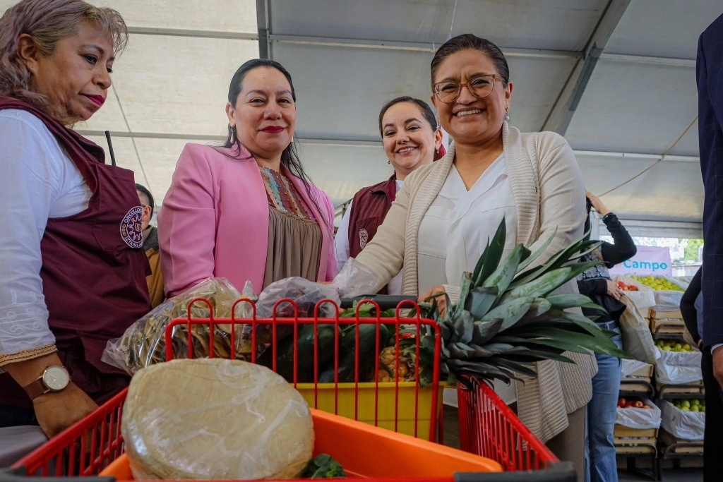 La alcaldesa de Iztapalapa, Aleida Alavez Ruíz (c,der) junto con la directora de Alimentación para el Bienestar de la Sader, María Luisa Albores González (c,izq). Foto tomada de la cuenta de X @Mary_Luisa_AG