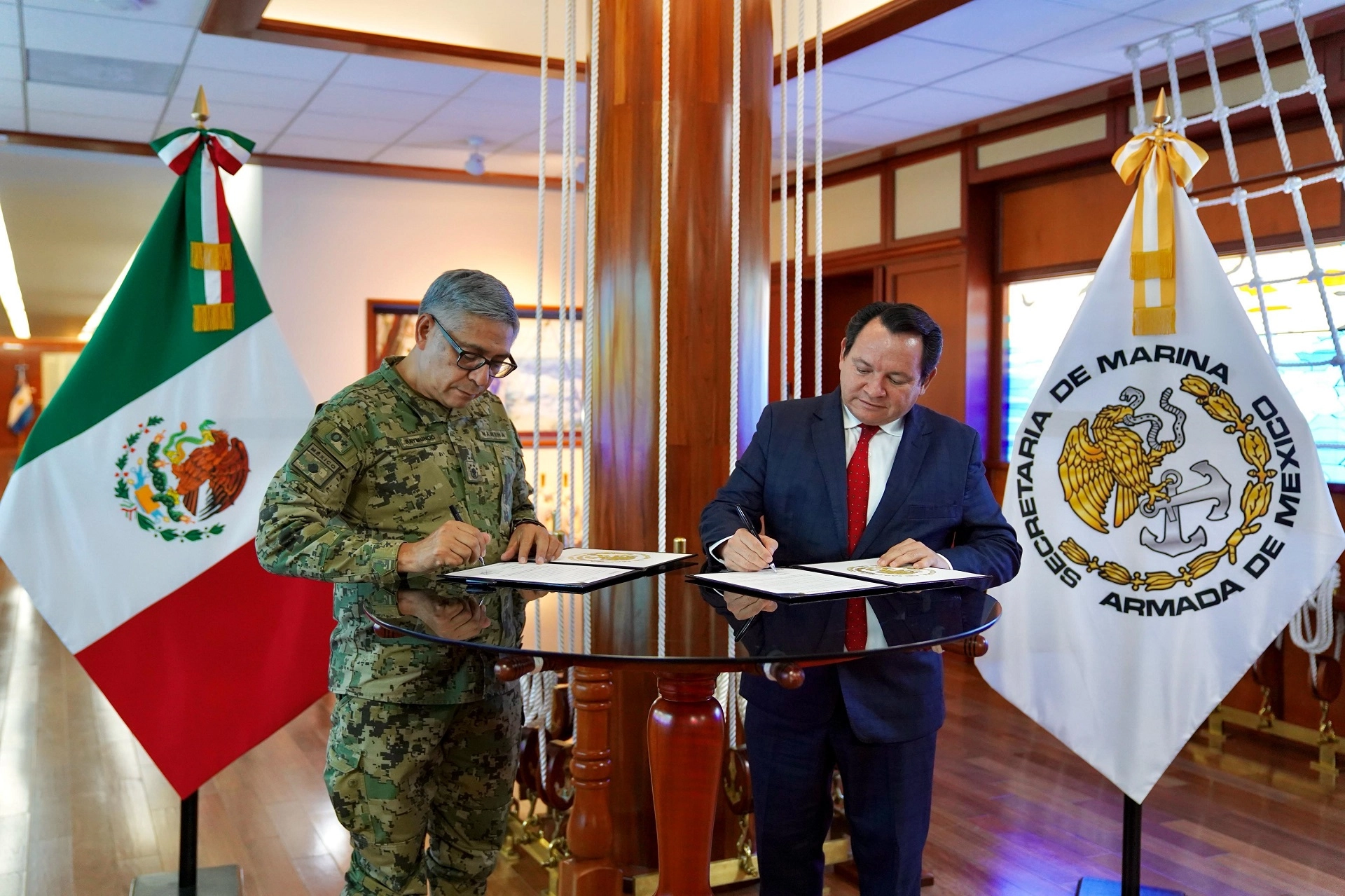 El almirante, Raymundo Pedro Morales Ángeles, titular de la Semar y el gobernador de Yucatán, Joaquín Díaz Mena durante la firma del convenio. Foto