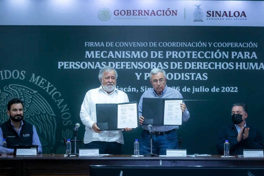 El subsecretario de DH de Segob, Alejandro Encinas (izq) y el gobernador de Sinaloa, Rubén Rocha Moya (der) tras la firma del convenio. Foto Segob