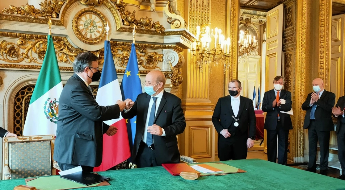 El canciller mexicano, Marcelo Ebrard, y su par francés, Jean-Yves Le Drian, firmaron en París la Declaración de Intención sobre el fortalecimiento de la cooperación contra el tráfico ilícito de bienes culturales, el 1 de julio de 2021. Foto tomada del Twitter del embajador mexicano en Francia @JMGomezRobledo