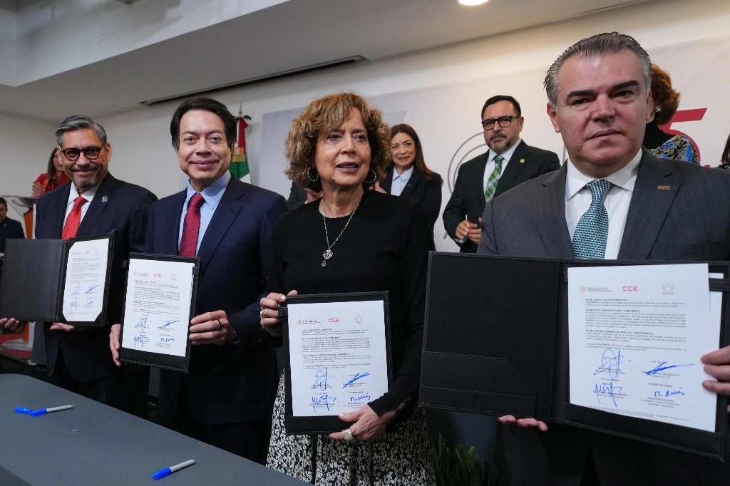 En tanto, ante los rectores de las universidades estatales e institutos, empresarios y diplomáticos, la secretaria de la Secihti, Rosaura Ruiz, consideró incluir una cuarta hélice que es la comunidad al ser los usuarios de las tecnologías. Resaltó la importancia de la cooperación del sector privado, pues “sino tenemos a las empresas no podemos avanzar”. Foto SEP