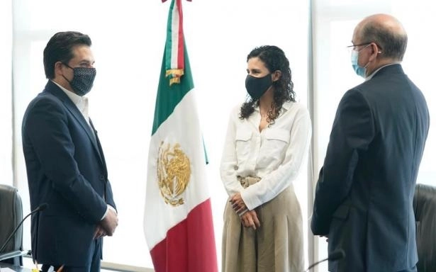 El convenio fue signado por director general del IMSS, Zoé Robledo Aburto, y el secretario general del Comité Ejecutivo Nacional del SNTSS, Arturo Olivares Cerda. Foto Cortesía IMSS
