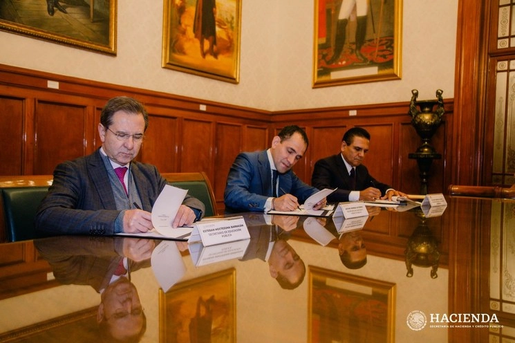 Los secretarios de Hacienda, Arturo Herrera; de Educación Pública, Esteban Moctezuma, y el gobernador de Michoacán, Silvano Aureoles, firmaron un convenio para garantizar el pago de la nómina de los maestros a nivel básico en el estado. Foto Twitter @ArturoHerrera_G