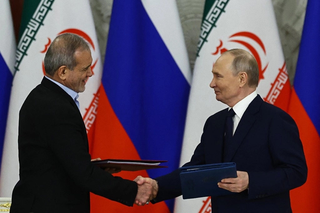 El presidente ruso, Vladimir Putin, y el presidente iraní, Masoud Pezeshkian, firman un tratado de asociación estratégica durante una ceremonia posterior a sus conversaciones en el Kremlin en Moscú el 17 de enero de 2025. Foto Afp