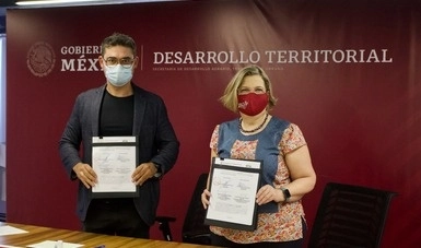 La presidenta del Inmujeres, Nadine Gasman (der) y Román Meyer Falcón, titular de la Sedatu (izq) durante la firma del convenio. Foto Cortesía Sedatu