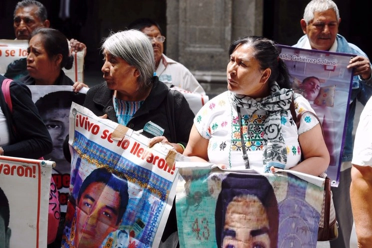 Familiares de los 43 normalistas de Ayotzinapa durante una protesta en imagen de archivo. Foto Cristina Rodríguez