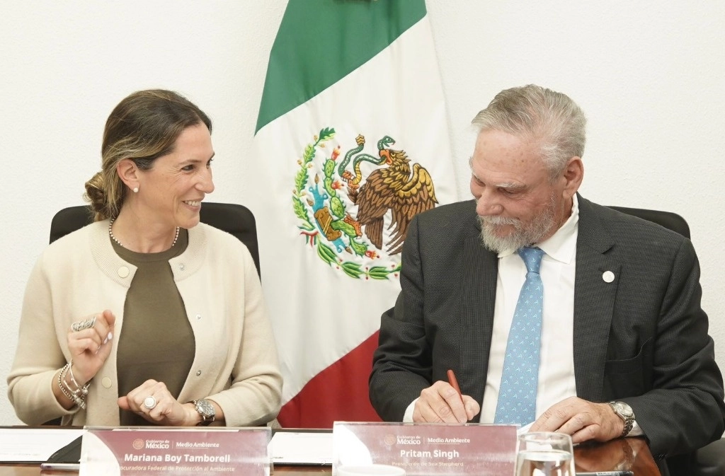 Autoridades de ambos organismos, durante la firma del convenio. Foto Semarnat
